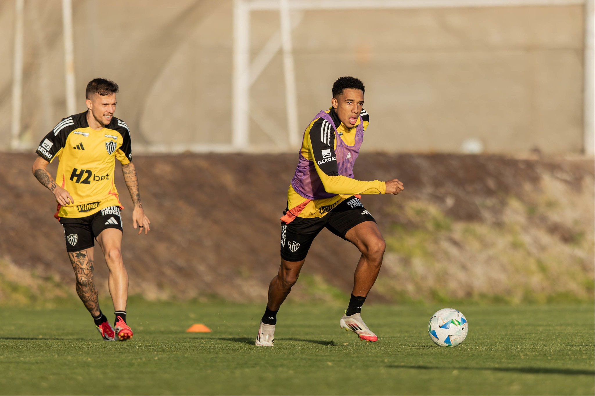 Palacios (à dir.) não se firmou no time titular do Galo e foi emprestado