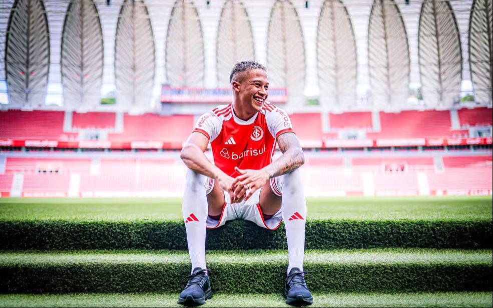 Vitinho aguarda decisão da Fifa para definir seu futuro