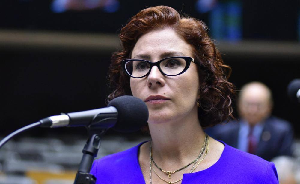 Carla Zambelli terá seu mandato encerrado nos próximos dias, indicou Hugo Motta