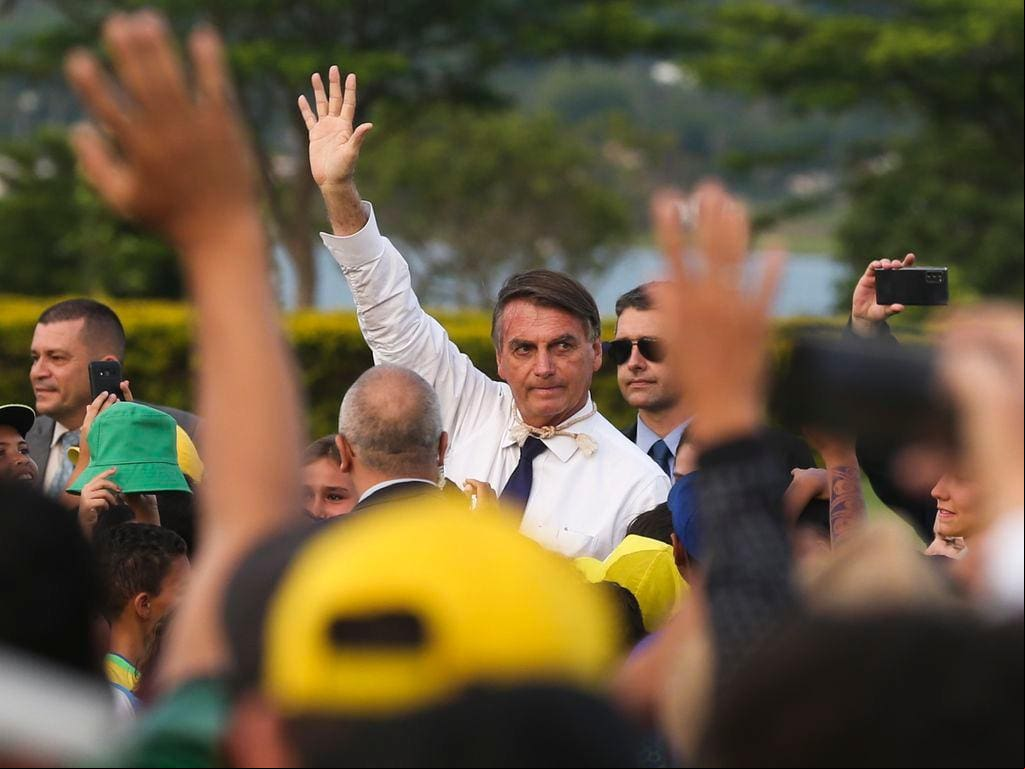 O então presidente da República, Jair  Bolsonaro, acena para apoiadores em frente ao Palácio da Alvorada, nos últimos dias de seu governo