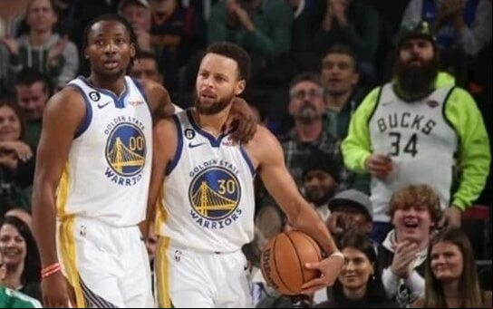Kuminga e Curry em ação pelo Warriors (Foto: Gary Dineen / AFP)