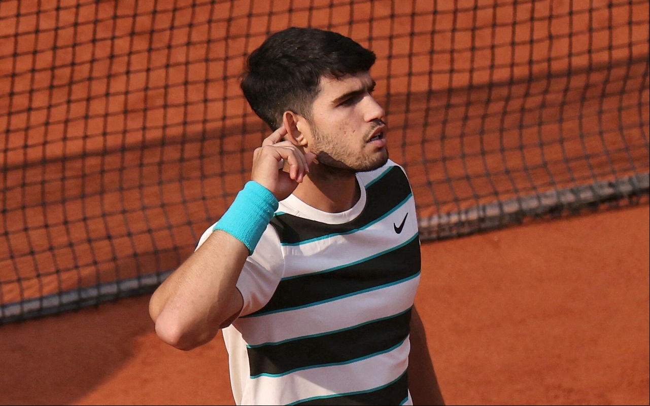 Carlos Alcaraz pede apoio do público na final de Roland Garros