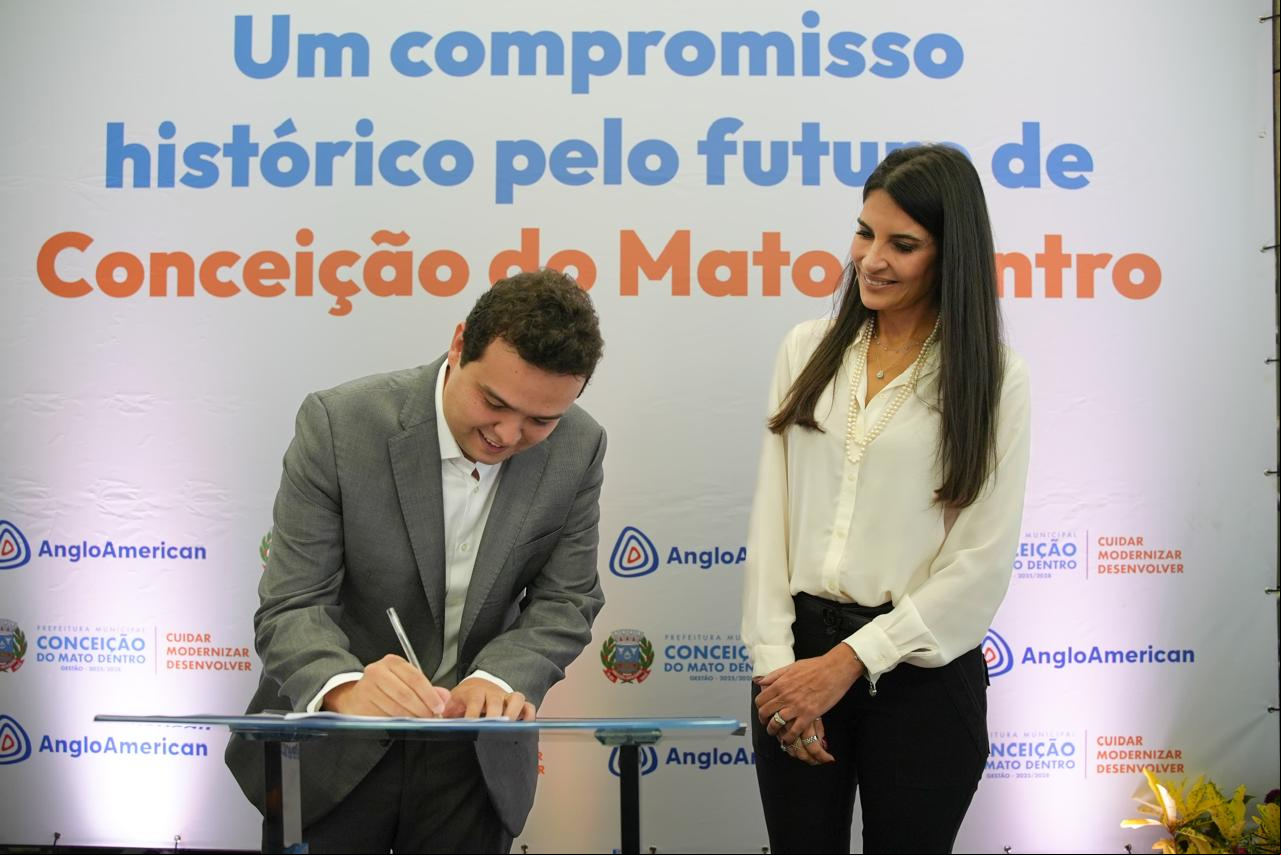 Prefeito Otacílio Neto Costa Mattos assina protocolo, ao lado de Ana Sanches