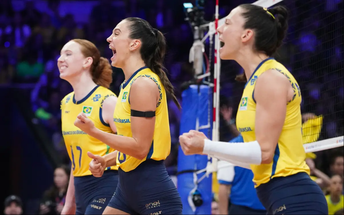 Brasileiras comemoram ponto do Brasil na VNL (Foto: CBV)