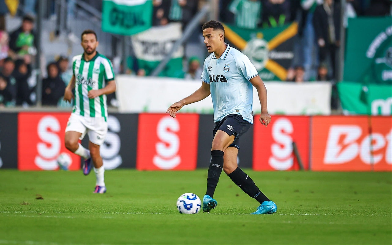 Gustavo Martins com a bola no jogo entre Grêmio e Juventude. (Foto: Lucas Uebel/Grêmio FBPA)