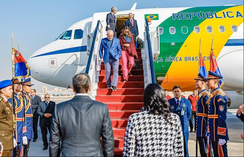 O presidente Lula e a primeira-dama, Janja da Silva, em chegada ao Egito