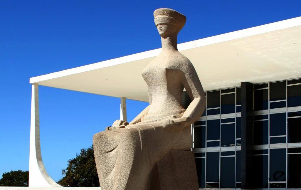 A estátua "A Justiça" em frente ao prédio do Supremo Tribunal Federal, localizado na praça dos Três Poderes, em Brasília