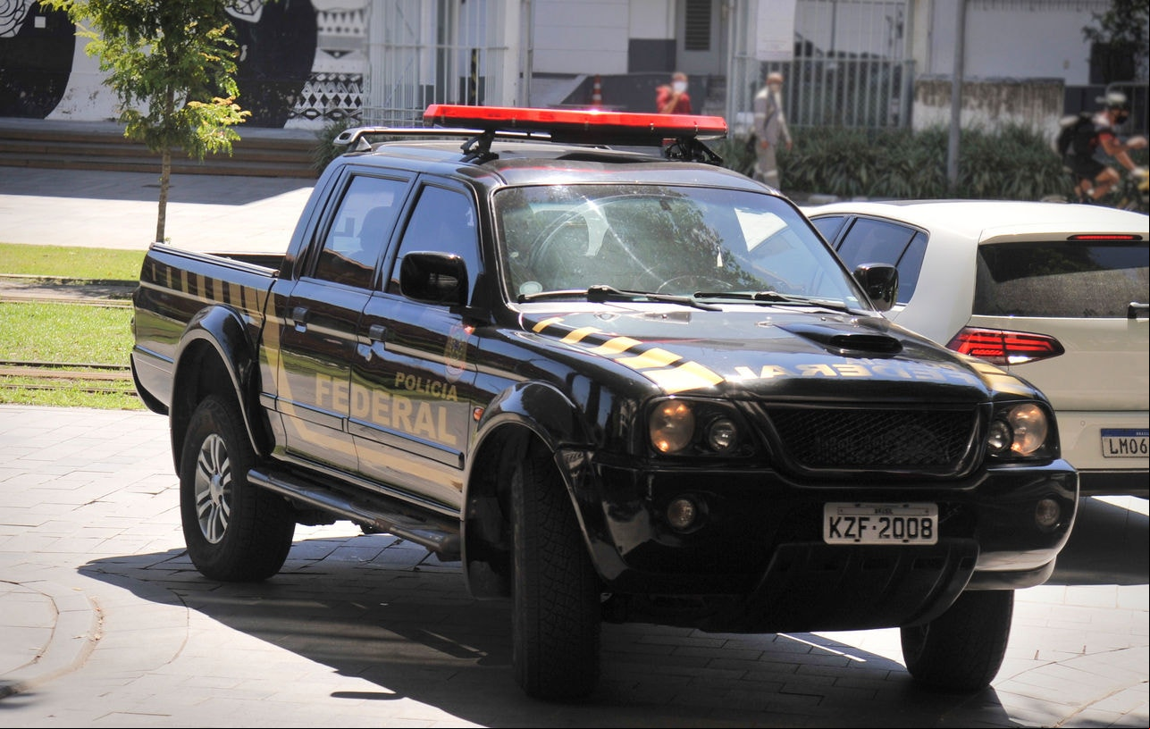 Federal Police vehicle traveling through Rio de Janeiro.