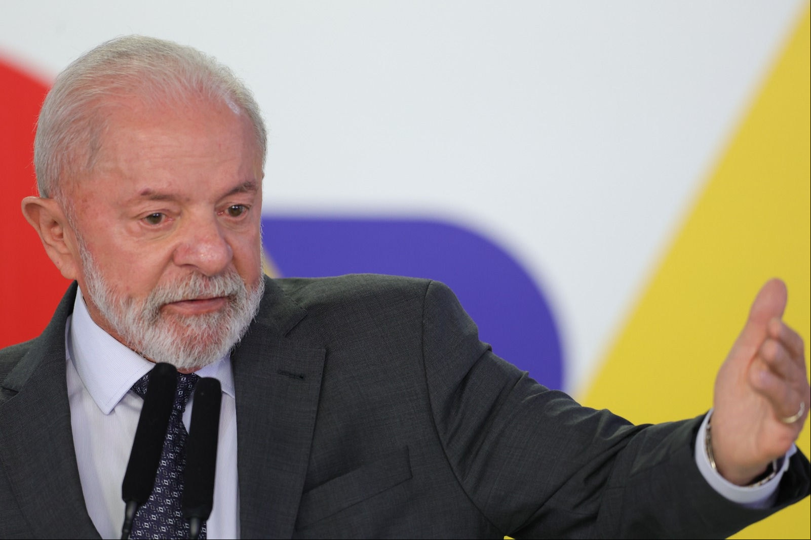 O presidente Lula foi apresentado à alternativa do IOF antes de viagem para a França