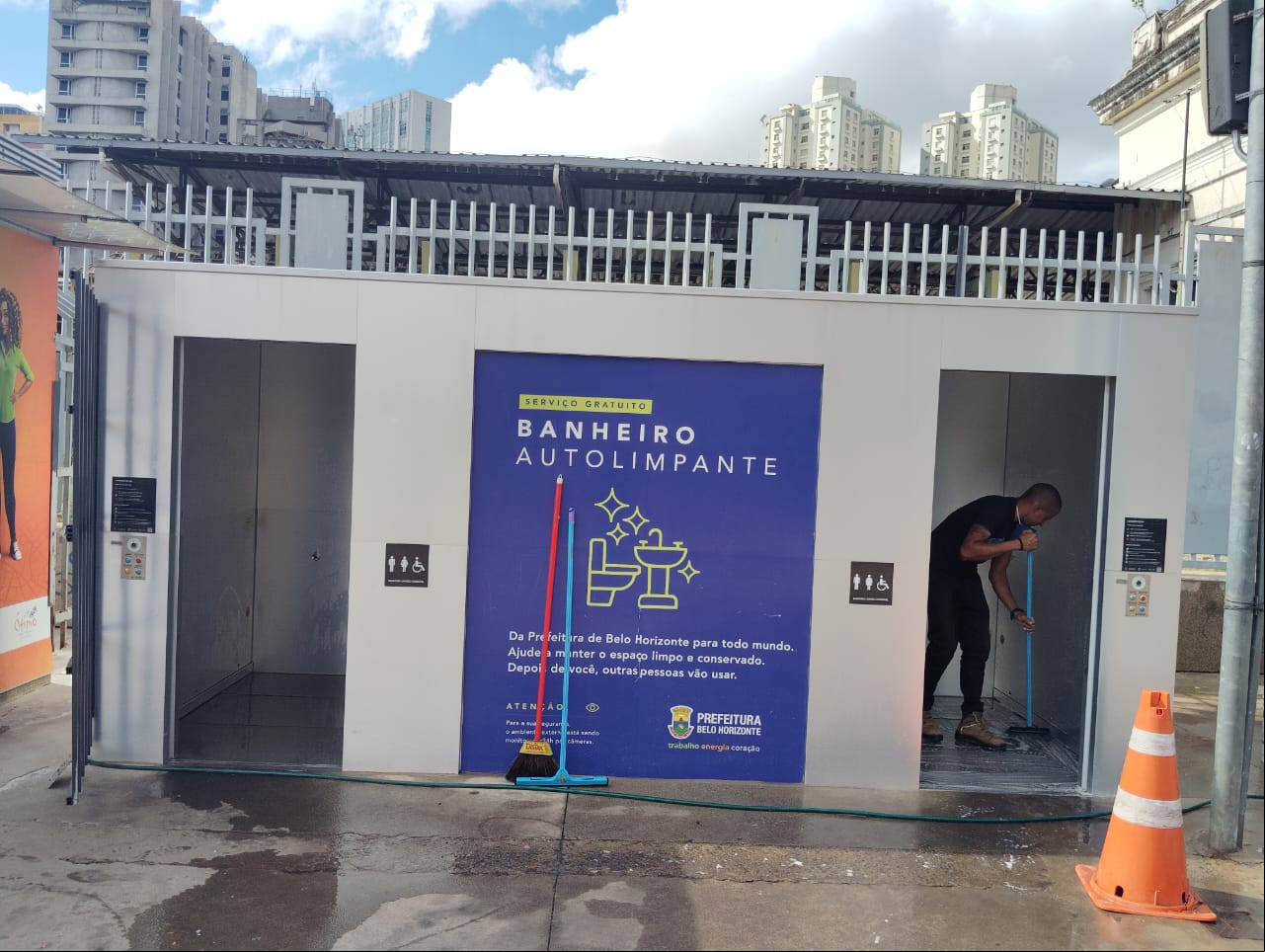 Funcionário limpa banheiro autolimpante instalado na Praça da Estação, ao lado da entrada do metrô