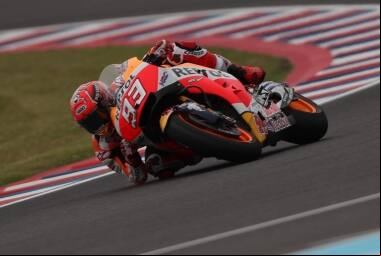 Marc Márquez, tetracampeão mundial, largou na segunda posição, caiu e reagiu até assumir a ponta da prova