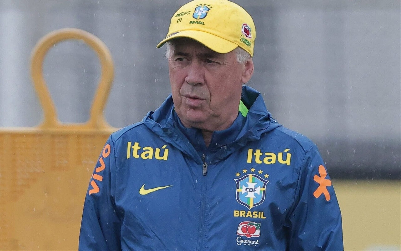 Ancelotti durante treino do Brasil no Centro de Treinamento CT Joaquim Grava (Foto: Ettore Chiereguini/AGIF)