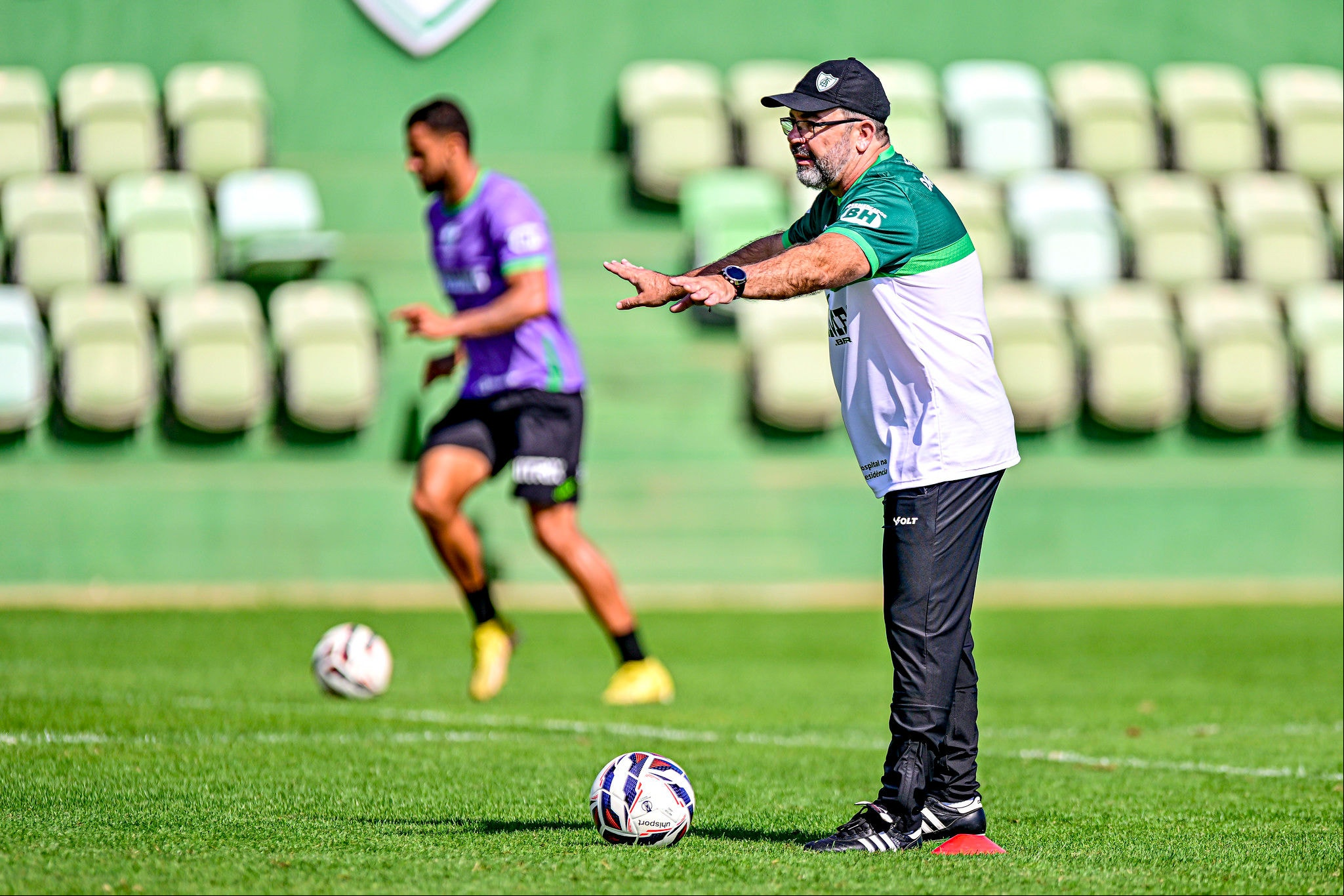 Enderson Moreira faz o segundo jogo como treinador do América diante do Vila Nova