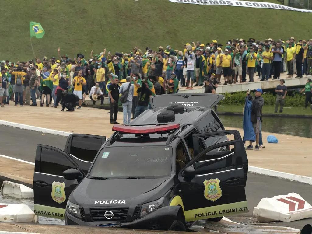 Golpistas destruíram viaturas da polícia e depredaram a Praça dos Três Poderes