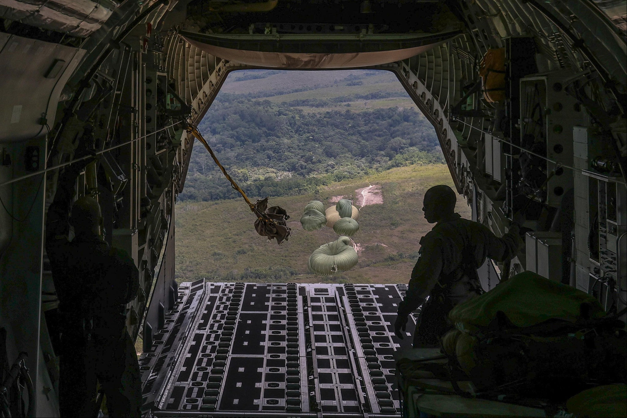 Avião da FAB lança mantimentos sobre base das Forças Armadas que dá apoio aos Yanomami. Foto: Flávio Tavares / O Tempo